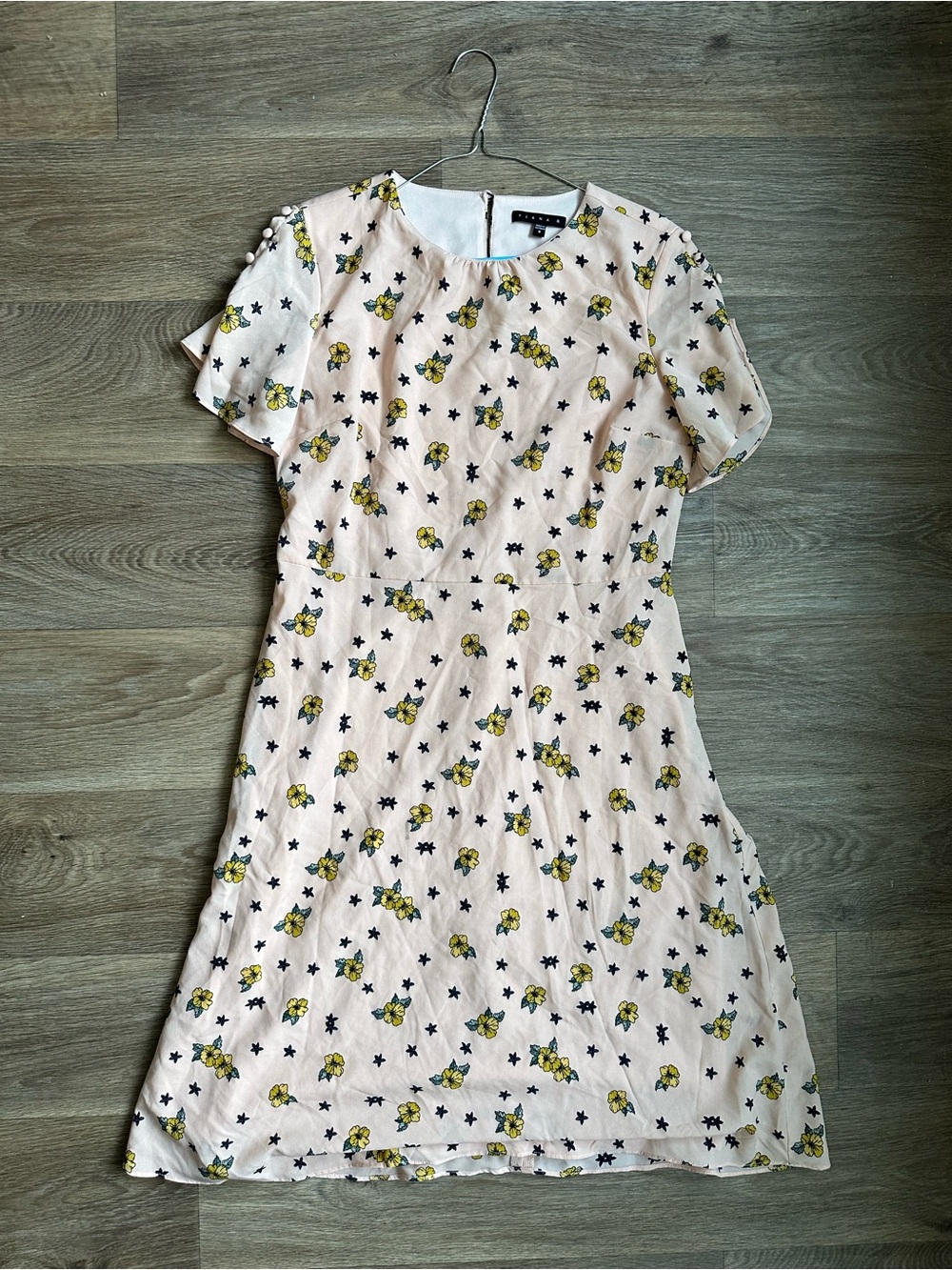 Tiana B. Floral Dress Size 8 Peach Short Sleeve Button Shoulder Spring Summer